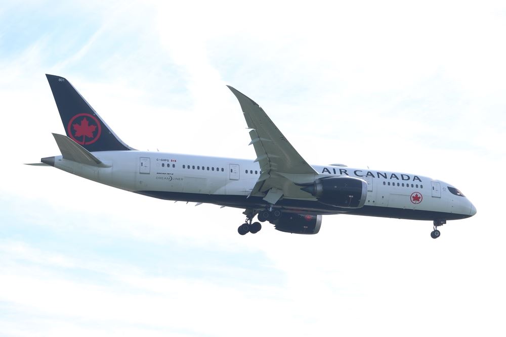 Air Canada 787 Dreamliner flying 