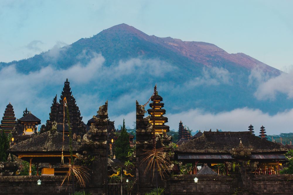 Bali Airport Remains Closed as More Travelers are Stranded after Mount Agung Eruption