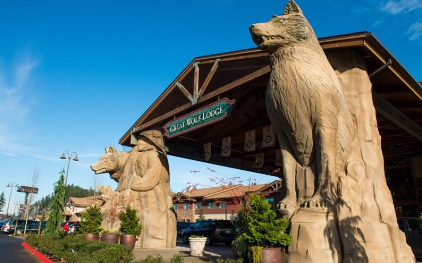 entrance to great wolf lodge grand mound
