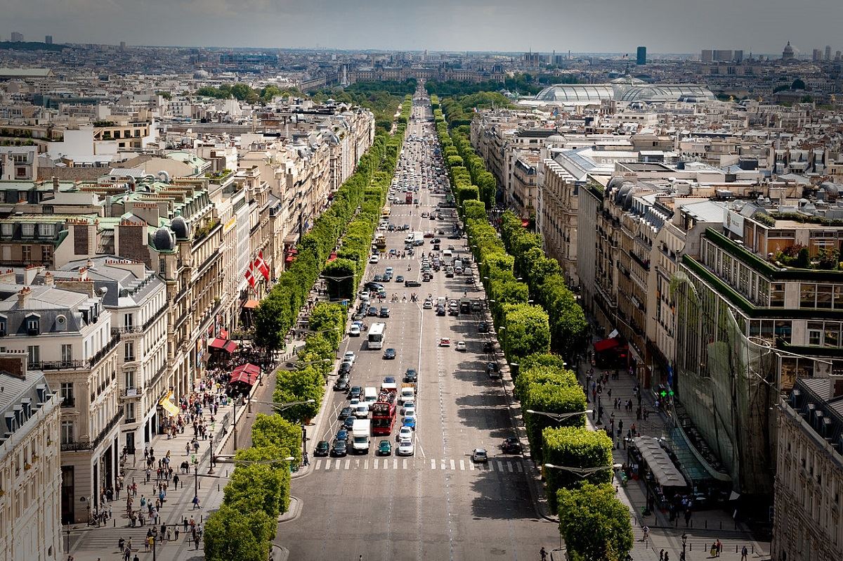 Champs Élysées Closed, Policemen Shot in Paris