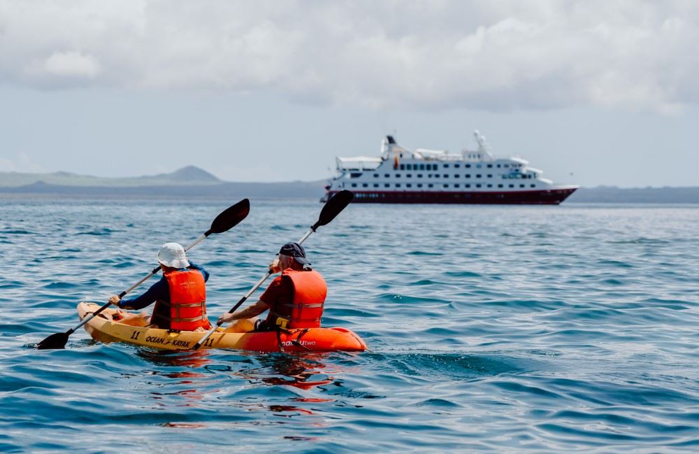 kayaking in the galapagos on a hurtigruten excursion 