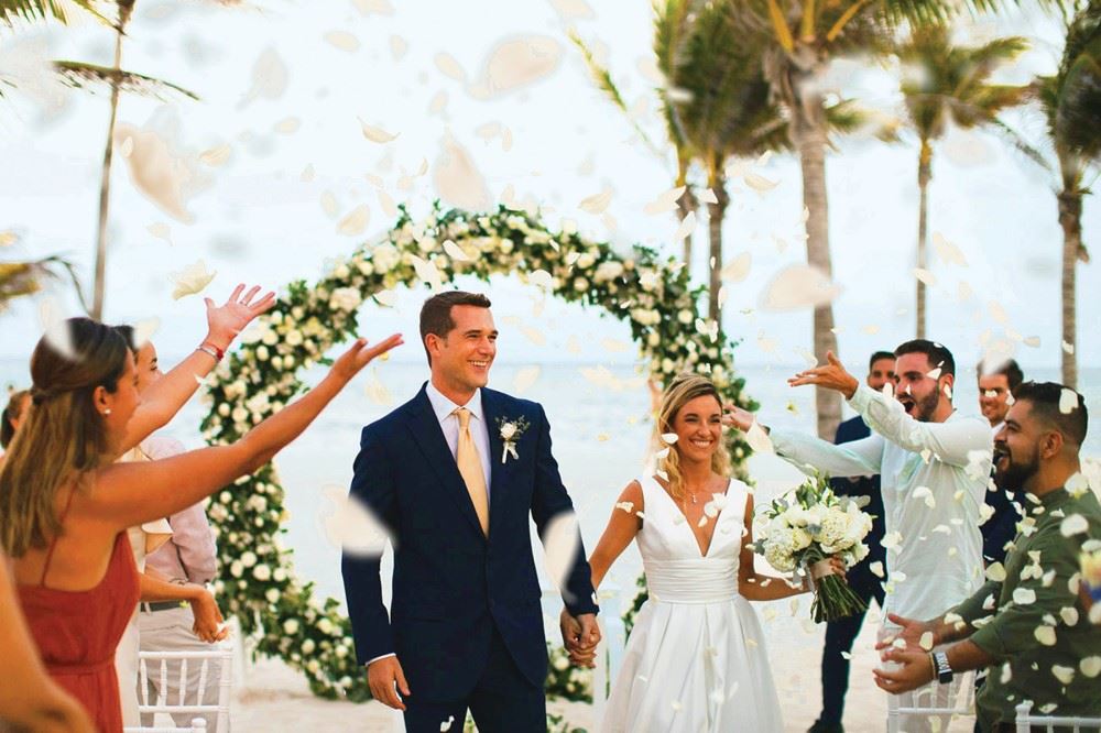 wedding couplle at riu palace in cabo san lucas