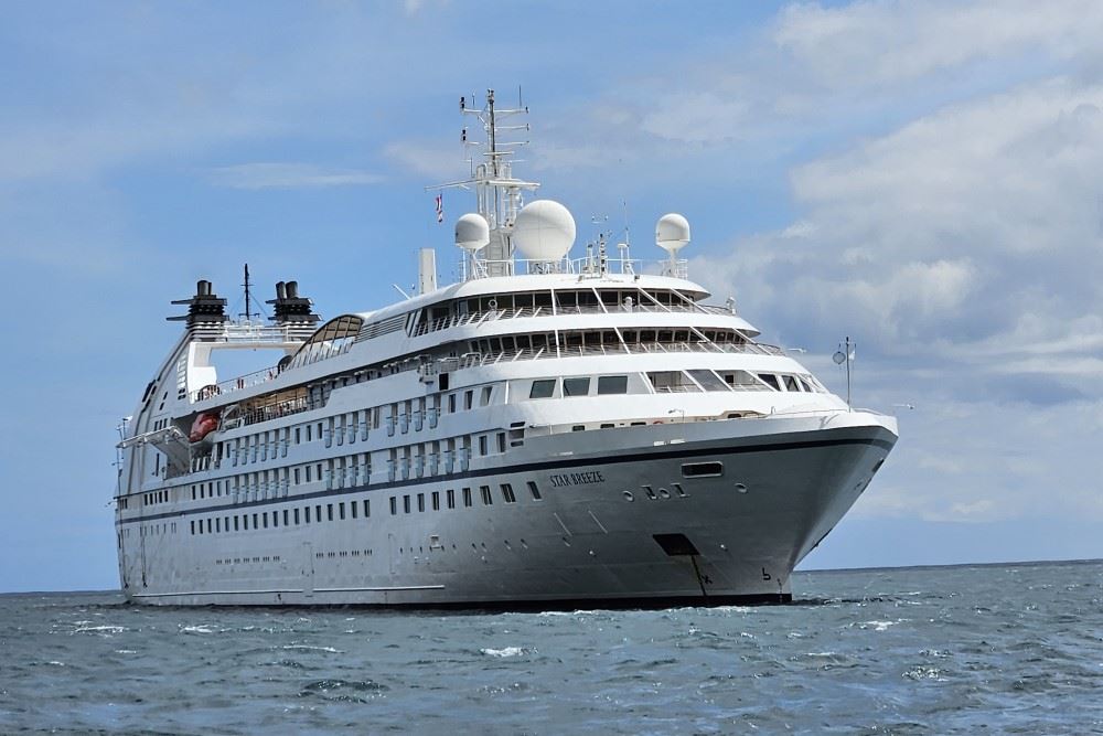 star breeze Windstar Cruises cruise ship in tahiti