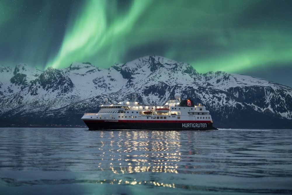 hurtigruten cruise ship with northern lights 