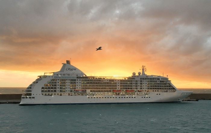 seven seas voyager cruise ship at dock