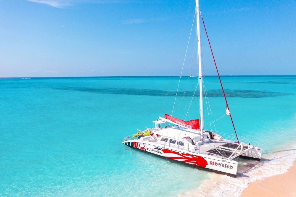 private catamaran tour on the red dread with island routes