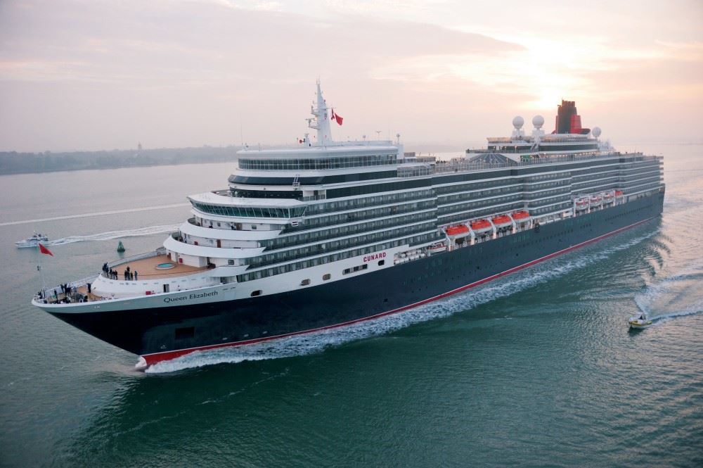 queen elizabeth cruise ship at sea