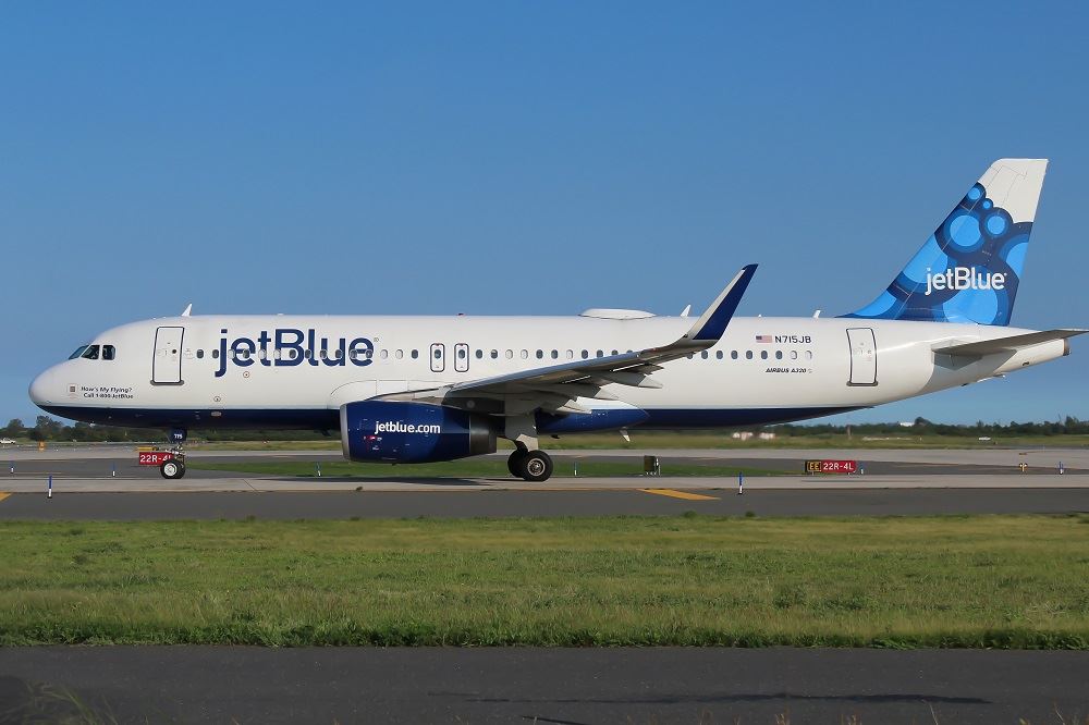 JetBlue Airbus A320 on runway 