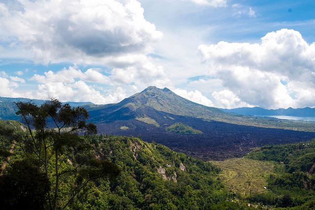Volcano Threatens Tourism to Bali