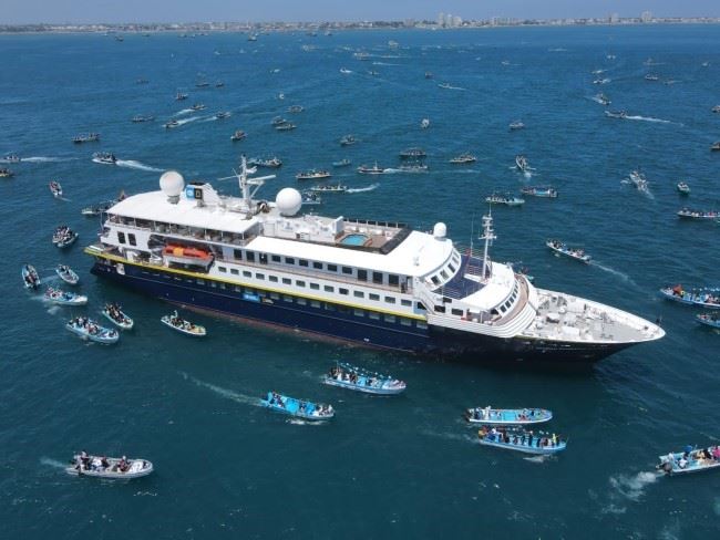 national geographic islander ii lindblad galapagos cruise ship