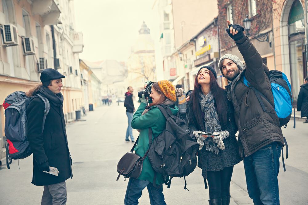 I really like travelling. Молодые туристы городские. Photo people Sightseeing.